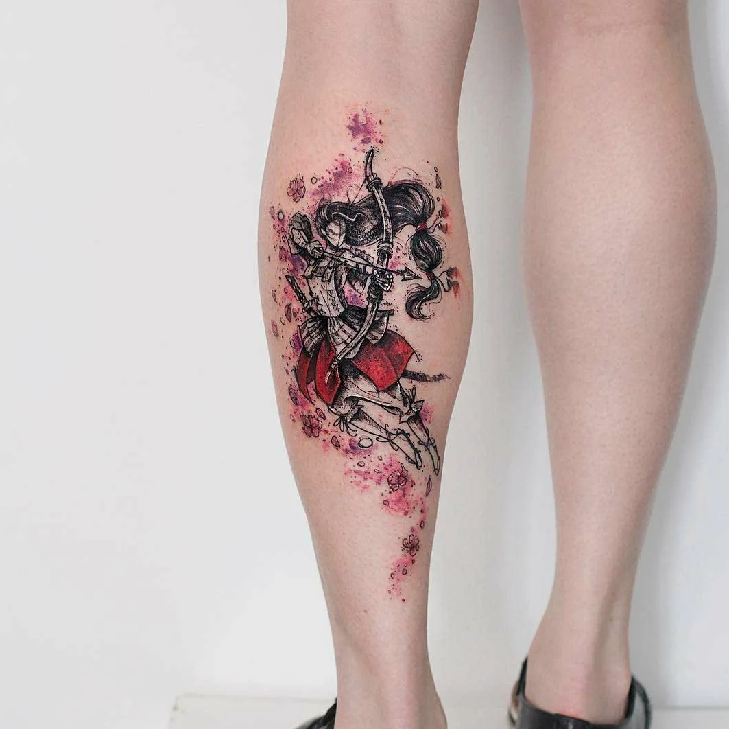 Элегантность на каждом шагу: женские татуировки на икре